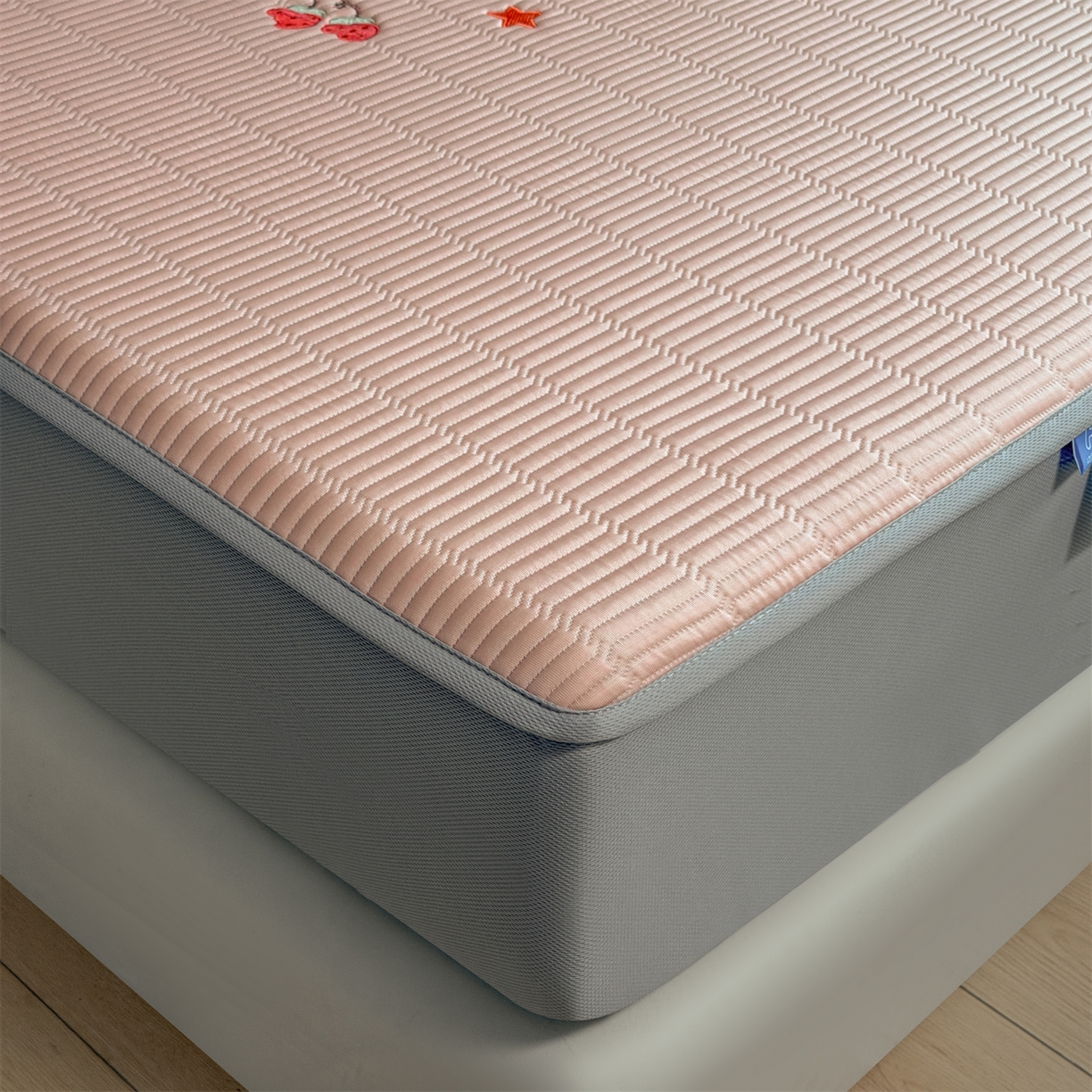 91家纺网 家纺一手货源 找家纺 慕木家纺 2026新款A类高端刺绣pe乙纶冰豆豆席爱兰系列正版授权（提供买家秀） 粉莓熊眠-粉床笠款