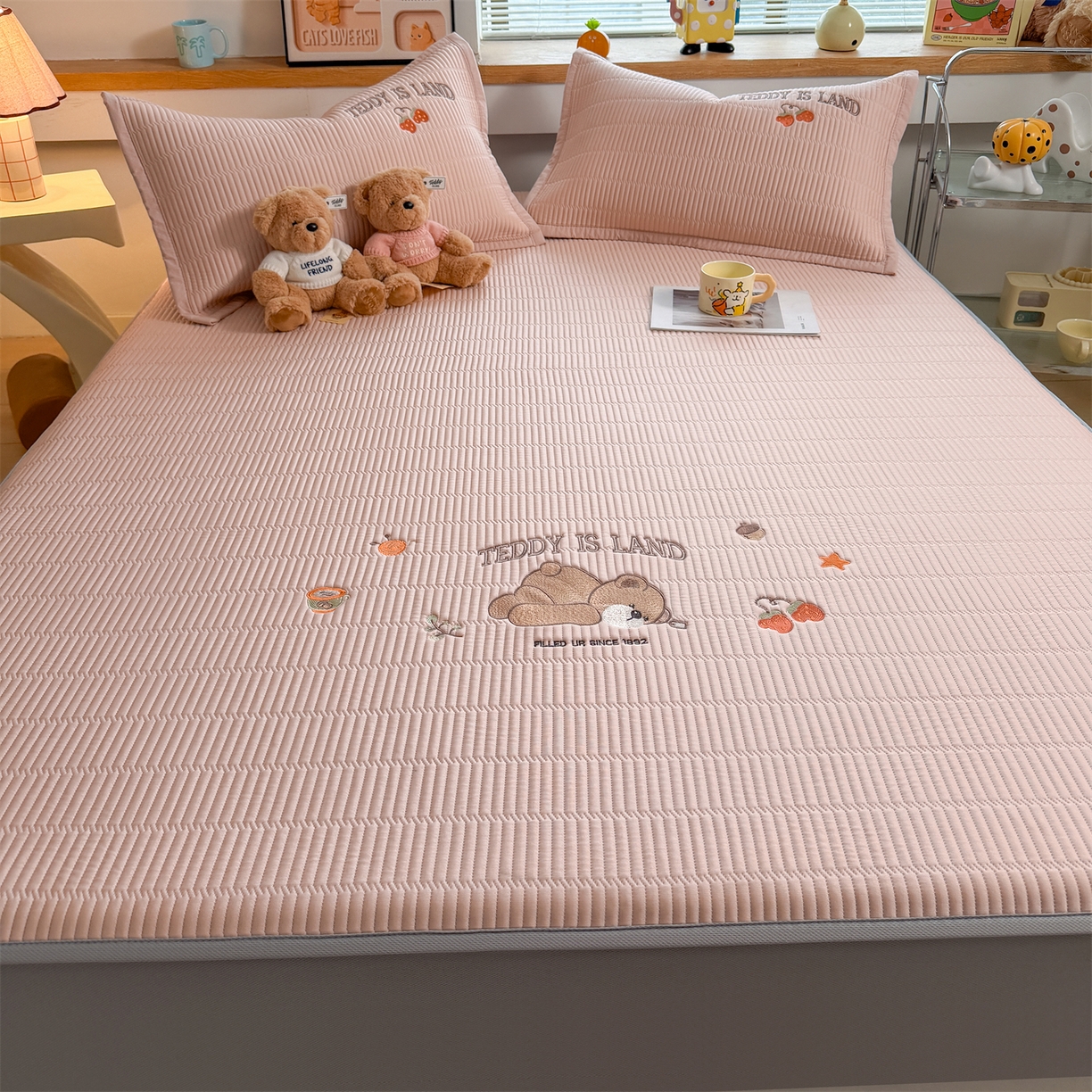 91家纺网 家纺一手货源 找家纺 慕木家纺 2026新款A类高端刺绣pe乙纶冰豆豆席爱兰系列正版授权（提供买家秀） 粉莓熊眠-粉床笠款