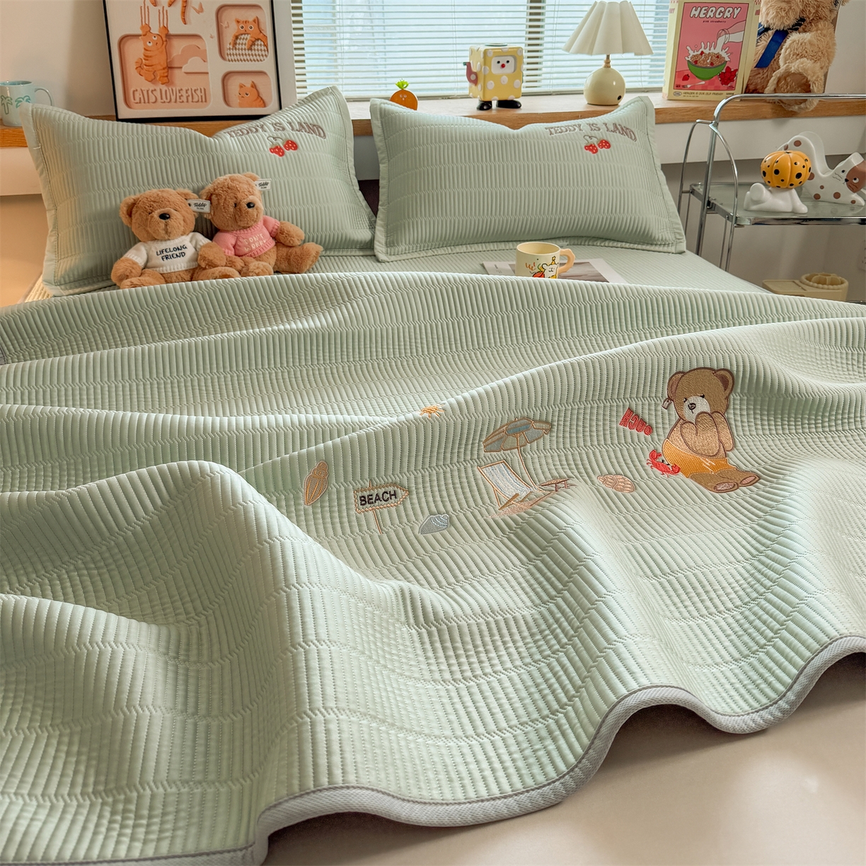 91家纺网 家纺一手货源 找家纺 慕木家纺 2026新款A类高端刺绣pe乙纶冰豆豆席爱兰系列正版授权（提供买家秀） 青屿熊语-绿床笠款