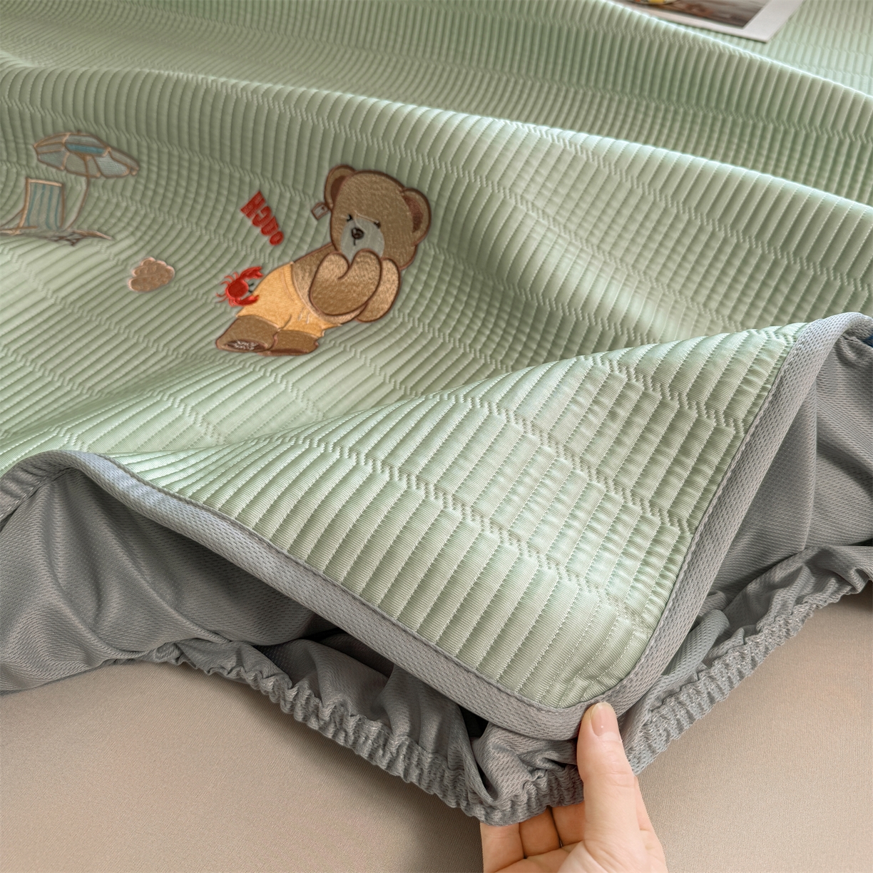 91家纺网 家纺一手货源 找家纺 慕木家纺 2026新款A类高端刺绣pe乙纶冰豆豆席爱兰系列正版授权（提供买家秀） 青屿熊语-绿床笠款