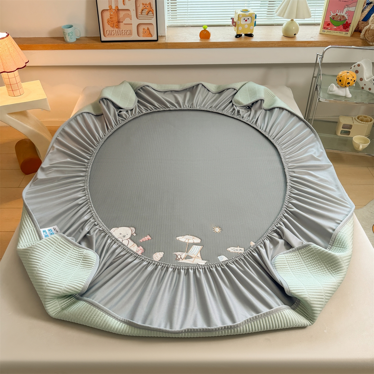 91家纺网 家纺一手货源 找家纺 慕木家纺 2026新款A类高端刺绣pe乙纶冰豆豆席爱兰系列正版授权（提供买家秀） 青屿熊语-绿床笠款