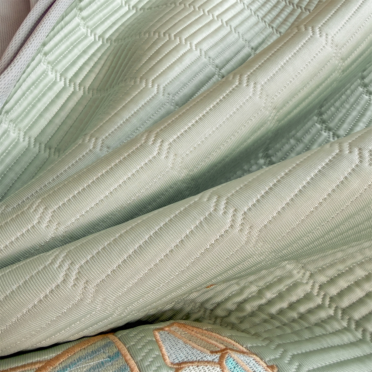 91家纺网 家纺一手货源 找家纺 慕木家纺 2026新款A类高端刺绣pe乙纶冰豆豆席爱兰系列正版授权（提供买家秀） 青屿熊语-绿床笠款