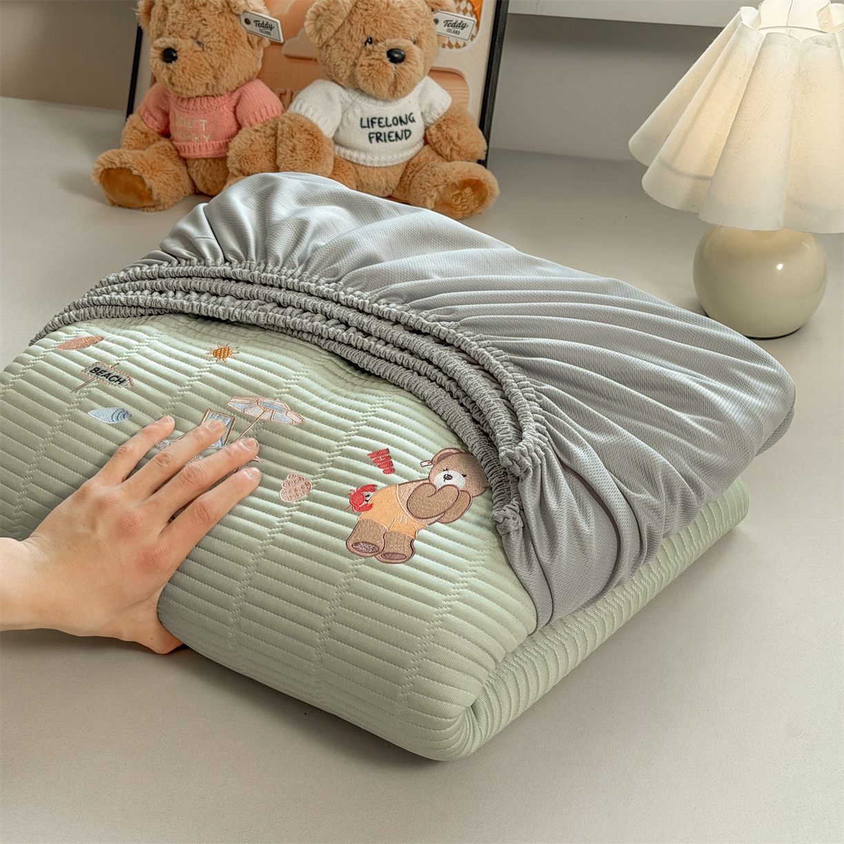 91家纺网 家纺一手货源 找家纺 慕木家纺 2026新款A类高端刺绣pe乙纶冰豆豆席爱兰系列正版授权（提供买家秀） 青屿熊语-绿床笠款