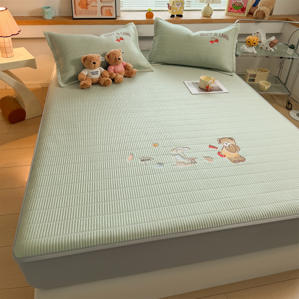 91家纺网 家纺一手货源 找家纺 慕木家纺 2026新款A类高端刺绣pe乙纶冰豆豆席爱兰系列正版授权（提供买家秀） 青屿熊语-绿床笠款