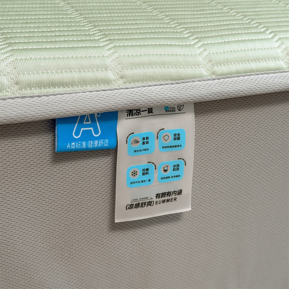 91家纺网 家纺一手货源 找家纺 慕木家纺 2026新款A类高端刺绣pe乙纶冰豆豆席爱兰系列正版授权（提供买家秀） 青屿熊语-绿床笠款