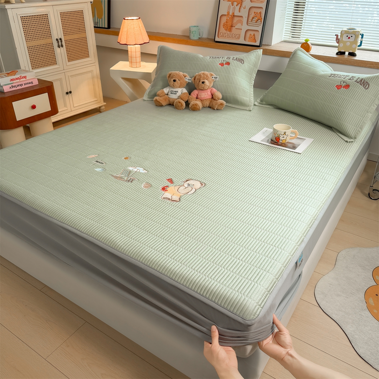 91家纺网 家纺一手货源 找家纺 慕木家纺 2026新款A类高端刺绣pe乙纶冰豆豆席爱兰系列正版授权（提供买家秀） 青屿熊语-绿床笠款