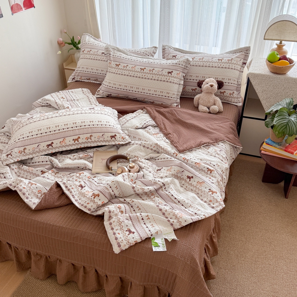 91家纺网 家纺一手货源 找家纺 禾沐 2026新款云感泡芙棉泡芙纱床盖夏被四件套 栗色木马纹