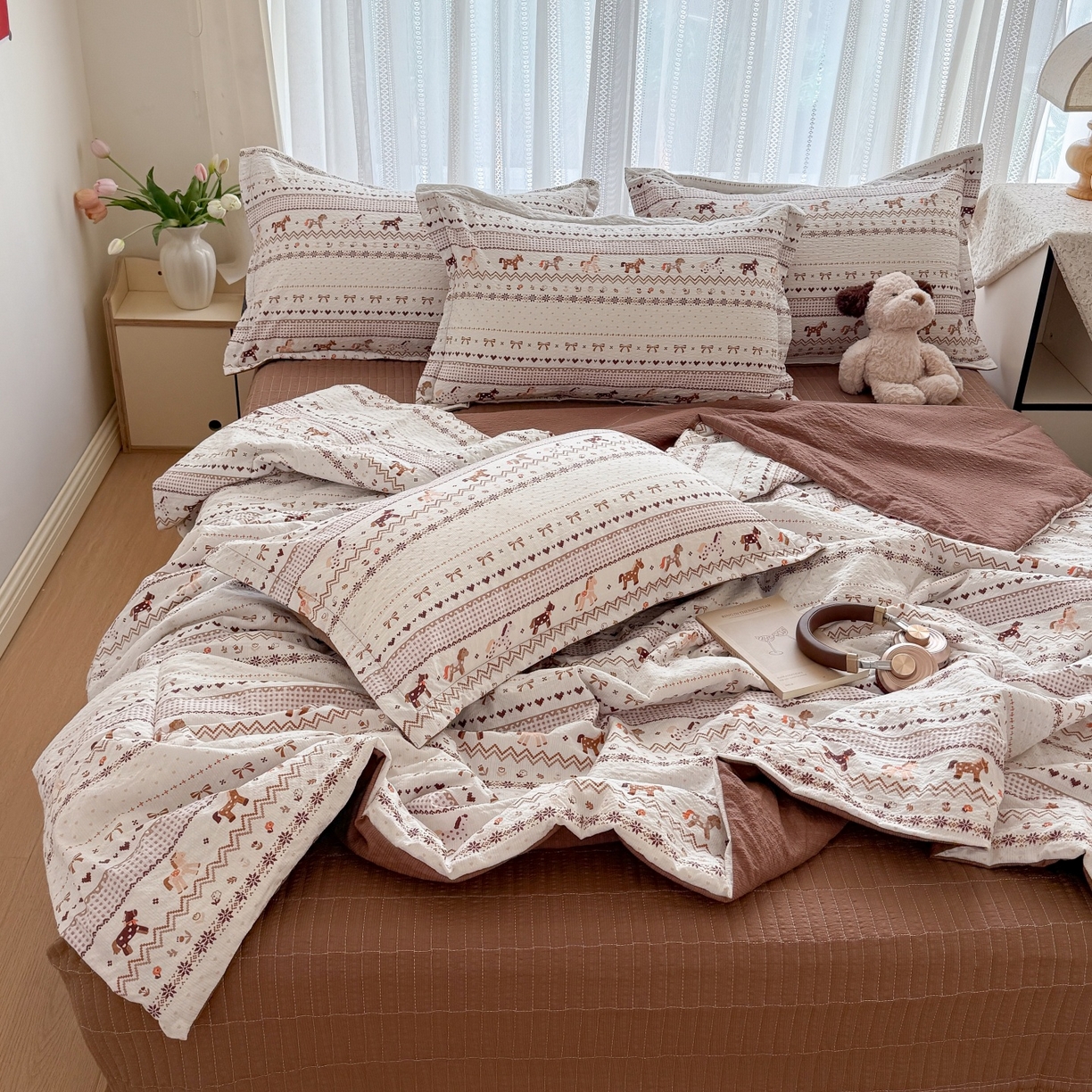 91家纺网 家纺一手货源 找家纺 禾沐 2026新款云感泡芙棉泡芙纱床盖夏被四件套 栗色木马纹
