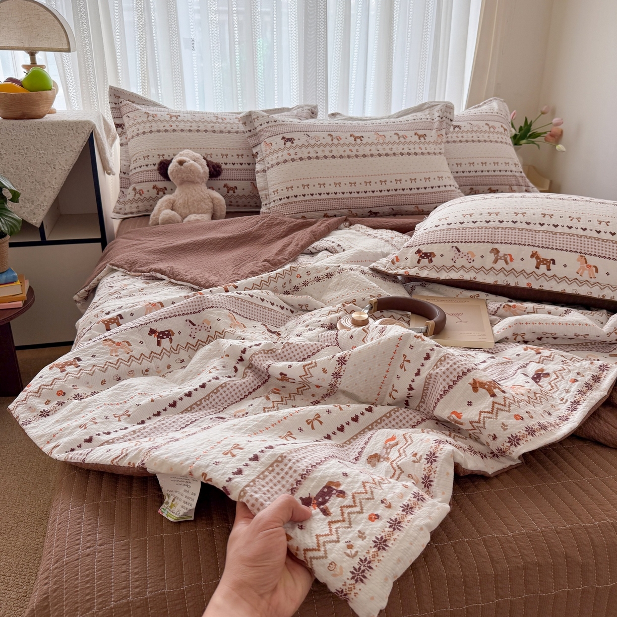 91家纺网 家纺一手货源 找家纺 禾沐 2026新款云感泡芙棉泡芙纱床盖夏被四件套 栗色木马纹