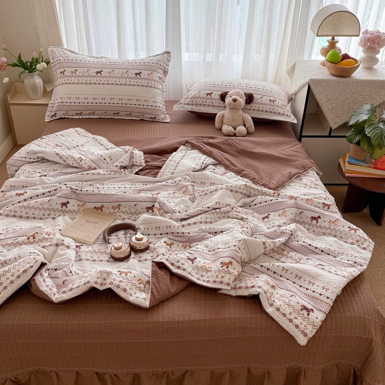 91家纺网 家纺一手货源 找家纺 禾沐 2026新款云感泡芙棉泡芙纱床盖夏被四件套 栗色木马纹