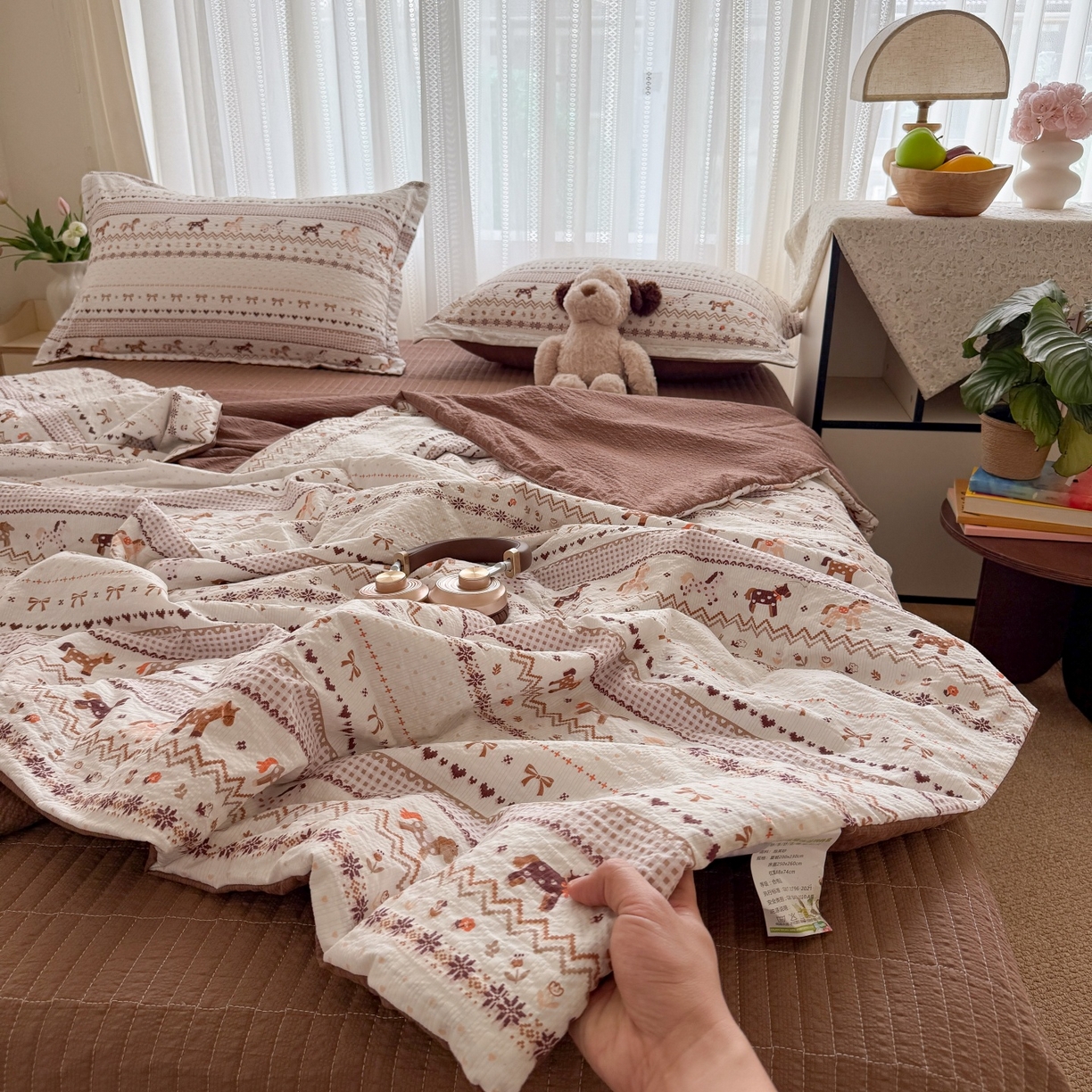 91家纺网 家纺一手货源 找家纺 禾沐 2026新款云感泡芙棉泡芙纱床盖夏被四件套 栗色木马纹
