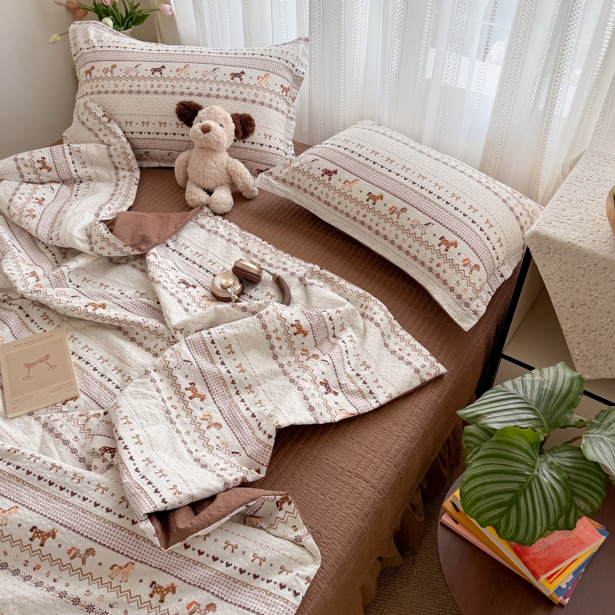 91家纺网 家纺一手货源 找家纺 禾沐 2026新款云感泡芙棉泡芙纱床盖夏被四件套 栗色木马纹