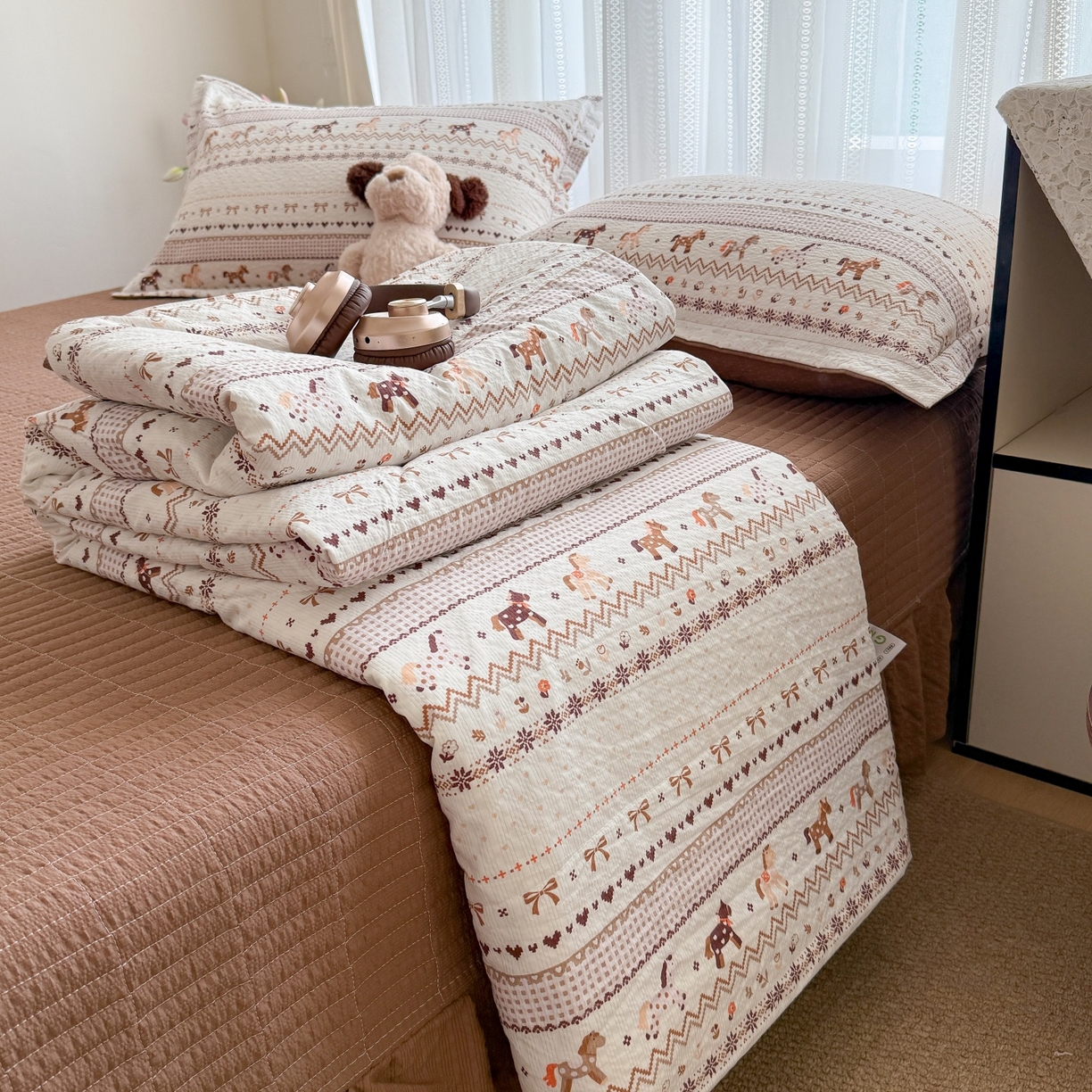 91家纺网 家纺一手货源 找家纺 禾沐 2026新款云感泡芙棉泡芙纱床盖夏被四件套 栗色木马纹