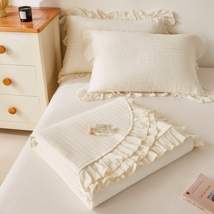 91家纺网 家纺一手货源 找家纺 玖玖爱家纺 2026新款高端A类夹棉水洗母婴级莱赛尔天丝床盖裙边凉席三件套 枙子白