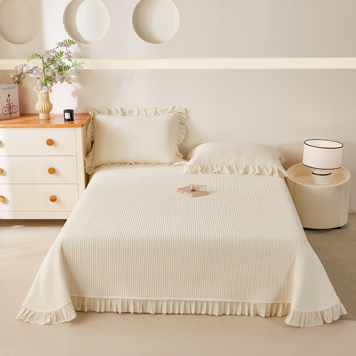 91家纺网 家纺一手货源 找家纺 玖玖爱家纺 2026新款高端A类夹棉水洗母婴级莱赛尔天丝床盖裙边凉席三件套 枙子白