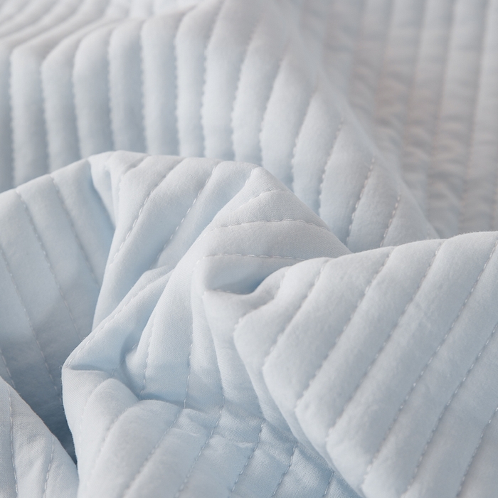 91家纺网 家纺一手货源 找家纺 玖玖爱家纺 2026新款高端A类夹棉水洗母婴级莱赛尔天丝床盖裙边凉席三件套 晴空蓝