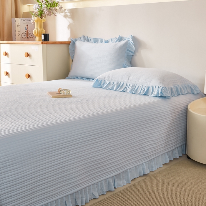 91家纺网 家纺一手货源 找家纺 玖玖爱家纺 2026新款高端A类夹棉水洗母婴级莱赛尔天丝床盖裙边凉席三件套 晴空蓝