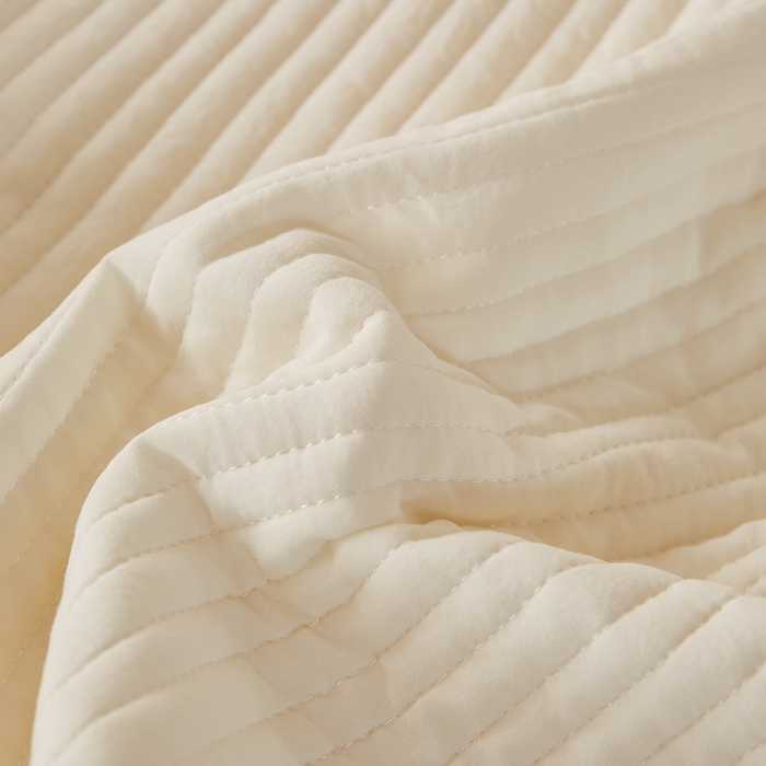 91家纺网 家纺一手货源 找家纺 玖玖爱家纺 2026新款高端A类夹棉水洗母婴级莱赛尔天丝床盖裙边凉席三件套 枙子白