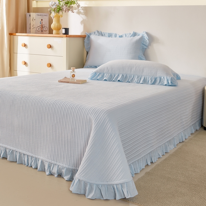 91家纺网 家纺一手货源 找家纺 玖玖爱家纺 2026新款高端A类夹棉水洗母婴级莱赛尔天丝床盖裙边凉席三件套 晴空蓝