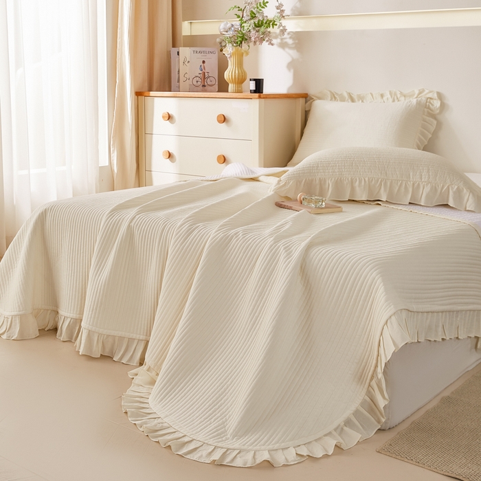 91家纺网 家纺一手货源 找家纺 玖玖爱家纺 2026新款高端A类夹棉水洗母婴级莱赛尔天丝床盖裙边凉席三件套 枙子白