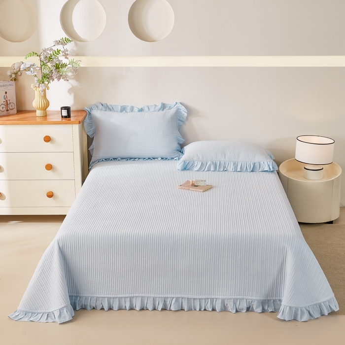 91家纺网 家纺一手货源 找家纺 玖玖爱家纺 2026新款高端A类夹棉水洗母婴级莱赛尔天丝床盖裙边凉席三件套 晴空蓝