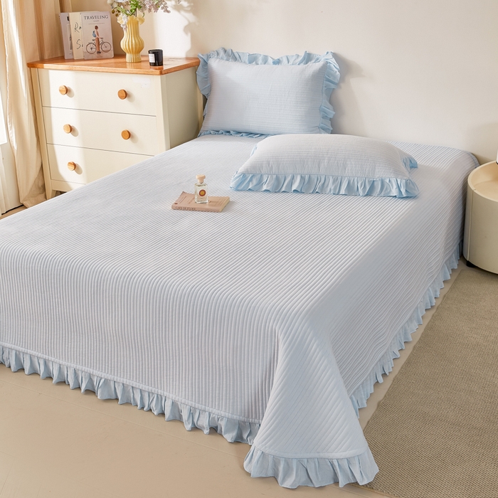 91家纺网 家纺一手货源 找家纺 玖玖爱家纺 2026新款高端A类夹棉水洗母婴级莱赛尔天丝床盖裙边凉席三件套 晴空蓝