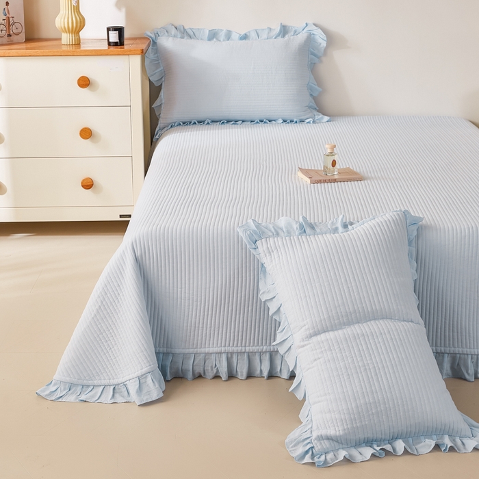 91家纺网 家纺一手货源 找家纺 玖玖爱家纺 2026新款高端A类夹棉水洗母婴级莱赛尔天丝床盖裙边凉席三件套 晴空蓝