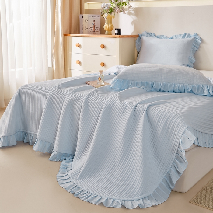 91家纺网 家纺一手货源 找家纺 玖玖爱家纺 2026新款高端A类夹棉水洗母婴级莱赛尔天丝床盖裙边凉席三件套 晴空蓝