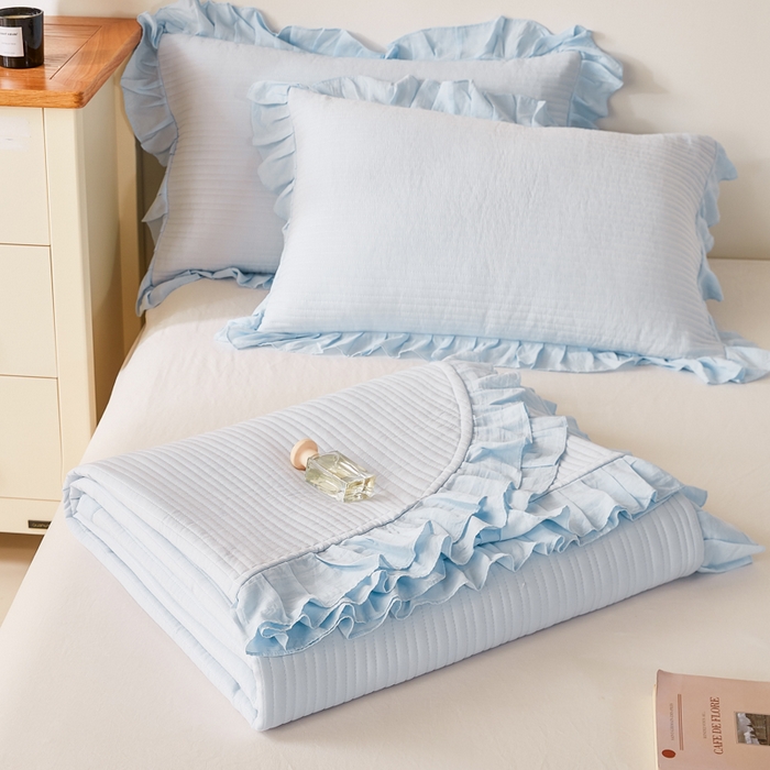 91家纺网 家纺一手货源 找家纺 玖玖爱家纺 2026新款高端A类夹棉水洗母婴级莱赛尔天丝床盖裙边凉席三件套 晴空蓝