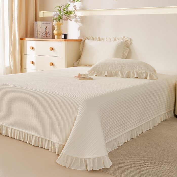 91家纺网 家纺一手货源 找家纺 玖玖爱家纺 2026新款高端A类夹棉水洗母婴级莱赛尔天丝床盖裙边凉席三件套 枙子白