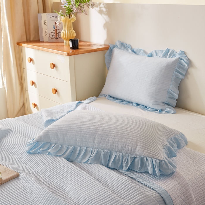 91家纺网 家纺一手货源 找家纺 玖玖爱家纺 2026新款高端A类夹棉水洗母婴级莱赛尔天丝床盖裙边凉席三件套 晴空蓝