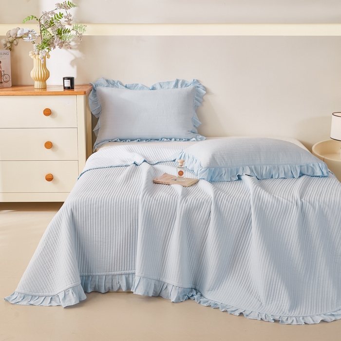 91家纺网 家纺一手货源 找家纺 玖玖爱家纺 2026新款高端A类夹棉水洗母婴级莱赛尔天丝床盖裙边凉席三件套 晴空蓝