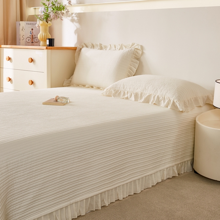 91家纺网 家纺一手货源 找家纺 玖玖爱家纺 2026新款高端A类夹棉水洗母婴级莱赛尔天丝床盖裙边凉席三件套 枙子白