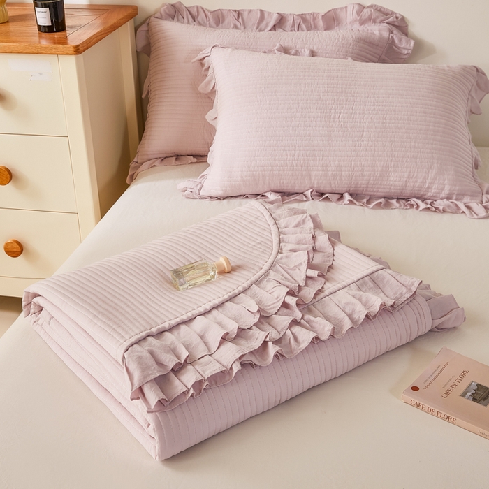 91家纺网 家纺一手货源 找家纺 玖玖爱家纺 2026新款高端A类夹棉水洗母婴级莱赛尔天丝床盖裙边凉席三件套 迷迭紫