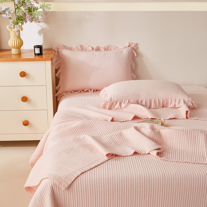 91家纺网 家纺一手货源 找家纺 玖玖爱家纺 2026新款高端A类夹棉水洗母婴级莱赛尔天丝床盖裙边凉席三件套 奶霜粉