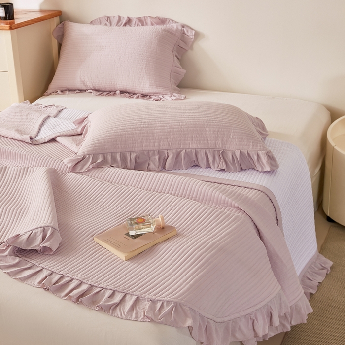 91家纺网 家纺一手货源 找家纺 玖玖爱家纺 2026新款高端A类夹棉水洗母婴级莱赛尔天丝床盖裙边凉席三件套 迷迭紫