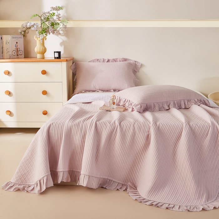 91家纺网 家纺一手货源 找家纺 玖玖爱家纺 2026新款高端A类夹棉水洗母婴级莱赛尔天丝床盖裙边凉席三件套 迷迭紫