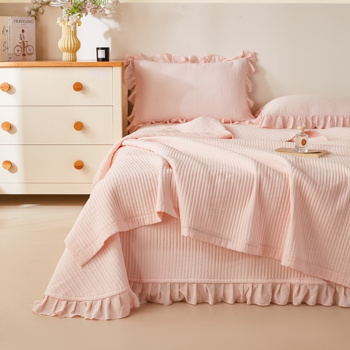 91家纺网 家纺一手货源 找家纺 玖玖爱家纺 2026新款高端A类夹棉水洗母婴级莱赛尔天丝床盖裙边凉席三件套 奶霜粉