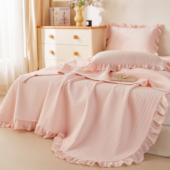 91家纺网 家纺一手货源 找家纺 玖玖爱家纺 2026新款高端A类夹棉水洗母婴级莱赛尔天丝床盖裙边凉席三件套 奶霜粉