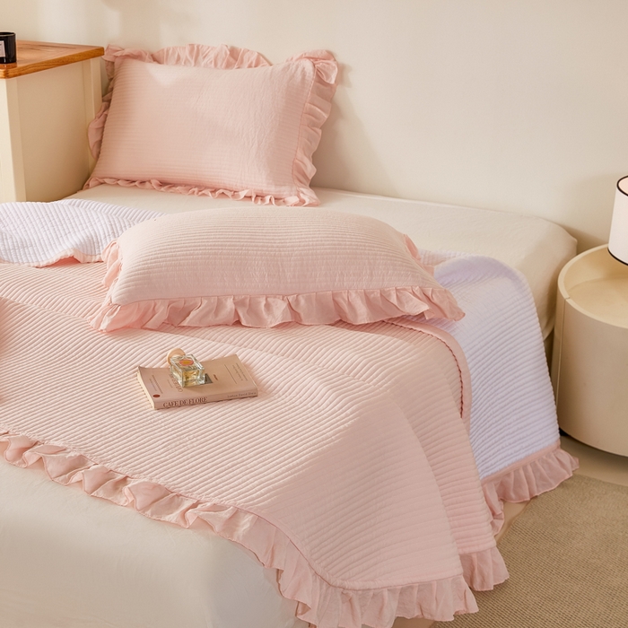 91家纺网 家纺一手货源 找家纺 玖玖爱家纺 2026新款高端A类夹棉水洗母婴级莱赛尔天丝床盖裙边凉席三件套 奶霜粉