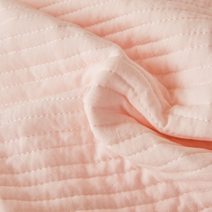 91家纺网 家纺一手货源 找家纺 玖玖爱家纺 2026新款高端A类夹棉水洗母婴级莱赛尔天丝床盖裙边凉席三件套 奶霜粉