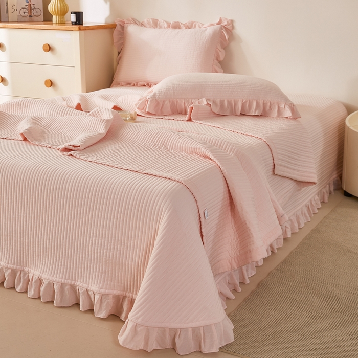 91家纺网 家纺一手货源 找家纺 玖玖爱家纺 2026新款高端A类夹棉水洗母婴级莱赛尔天丝床盖裙边凉席三件套 奶霜粉