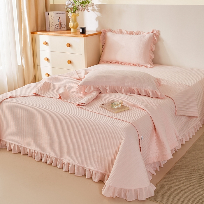 91家纺网 家纺一手货源 找家纺 玖玖爱家纺 2026新款高端A类夹棉水洗母婴级莱赛尔天丝床盖裙边凉席三件套 奶霜粉