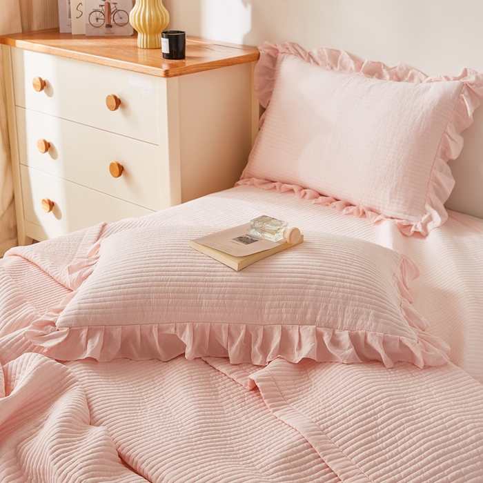 91家纺网 家纺一手货源 找家纺 玖玖爱家纺 2026新款高端A类夹棉水洗母婴级莱赛尔天丝床盖裙边凉席三件套 奶霜粉