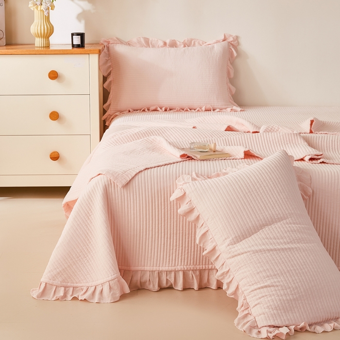 91家纺网 家纺一手货源 找家纺 玖玖爱家纺 2026新款高端A类夹棉水洗母婴级莱赛尔天丝床盖裙边凉席三件套 奶霜粉