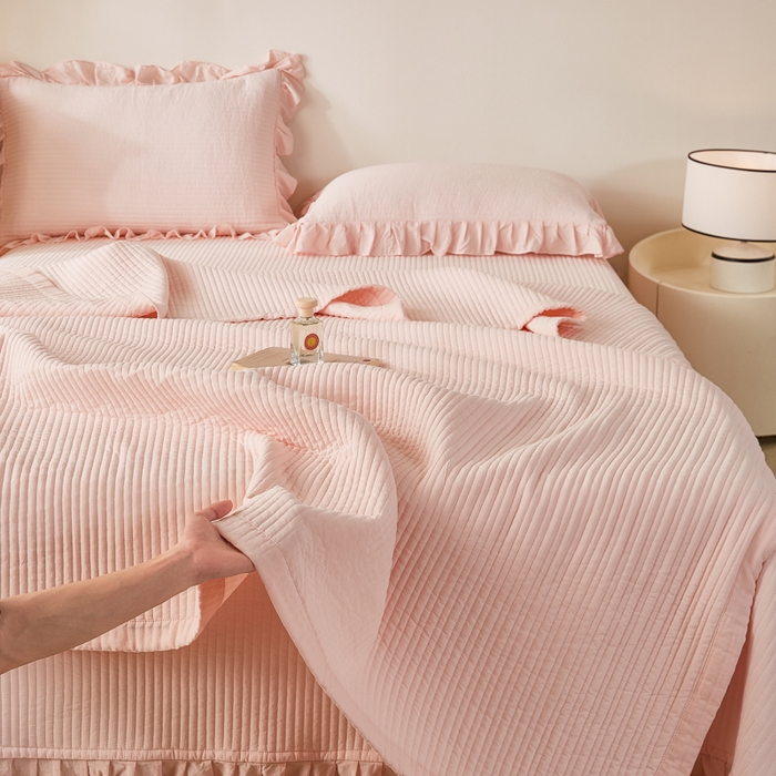 91家纺网 家纺一手货源 找家纺 玖玖爱家纺 2026新款高端A类夹棉水洗母婴级莱赛尔天丝床盖裙边凉席三件套 奶霜粉