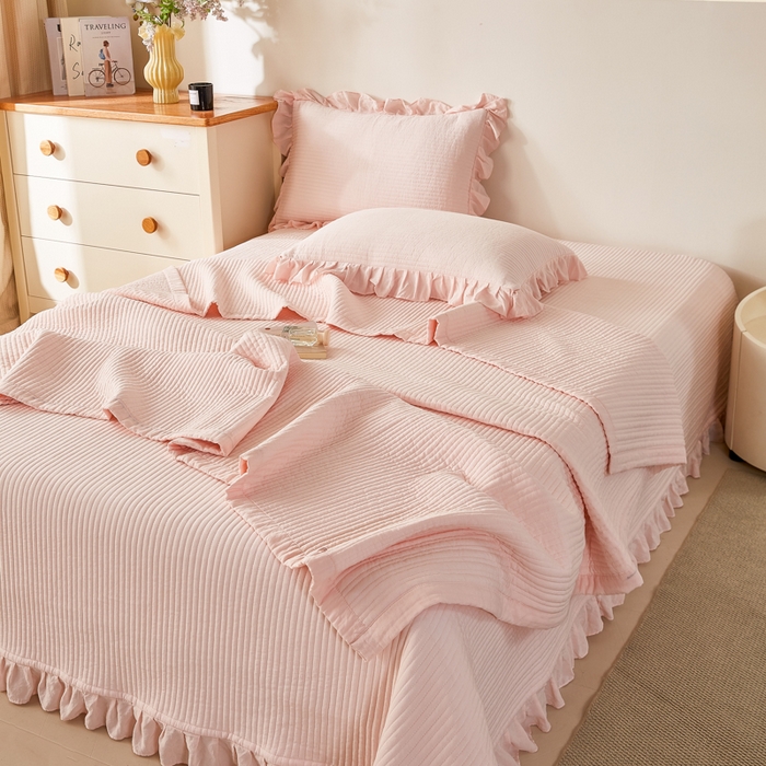 91家纺网 家纺一手货源 找家纺 玖玖爱家纺 2026新款高端A类夹棉水洗母婴级莱赛尔天丝床盖裙边凉席三件套 奶霜粉