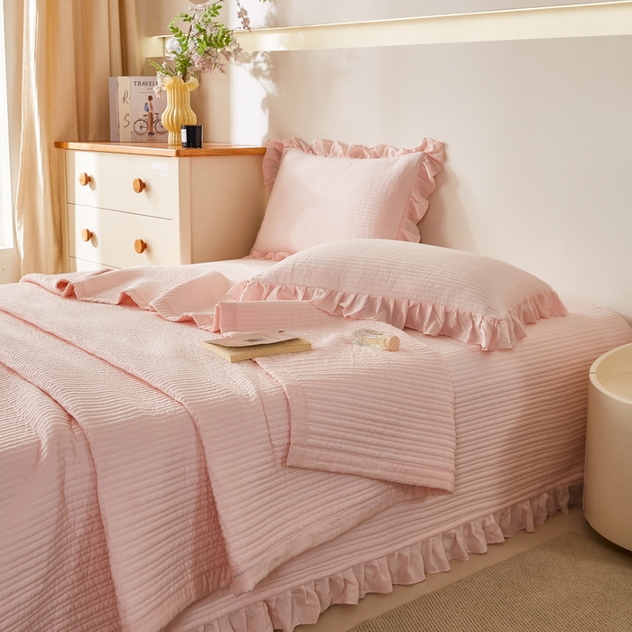 91家纺网 家纺一手货源 找家纺 玖玖爱家纺 2026新款高端A类夹棉水洗母婴级莱赛尔天丝床盖裙边凉席三件套 奶霜粉