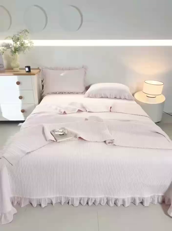 91家纺网 家纺一手货源 找家纺 （总）玖玖爱家纺 2026新款高端A类夹棉水洗母婴级莱赛尔天丝床盖裙边凉席三件套