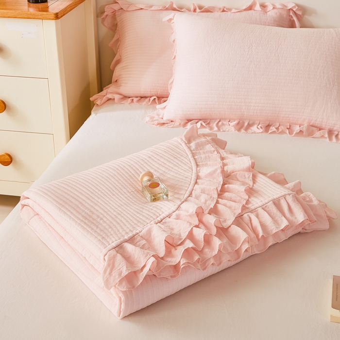 91家纺网 家纺一手货源 找家纺 玖玖爱家纺 2026新款高端A类夹棉水洗母婴级莱赛尔天丝床盖裙边凉席三件套 奶霜粉